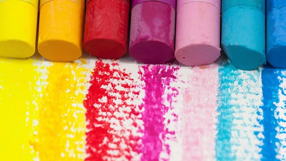 Rad av färgkritor med pigment utstruket under sig