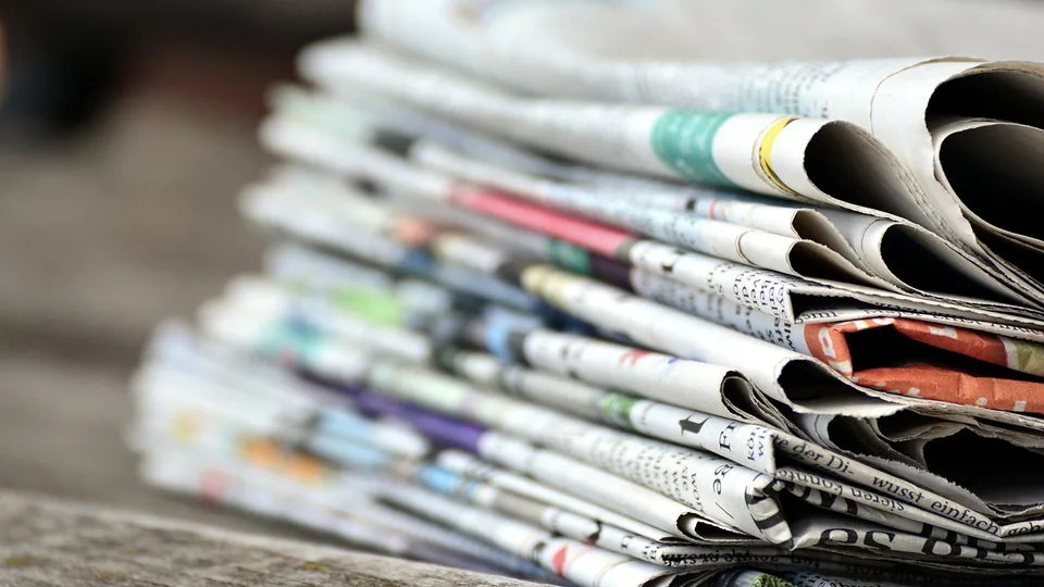 Trave med hopvikta tidningar