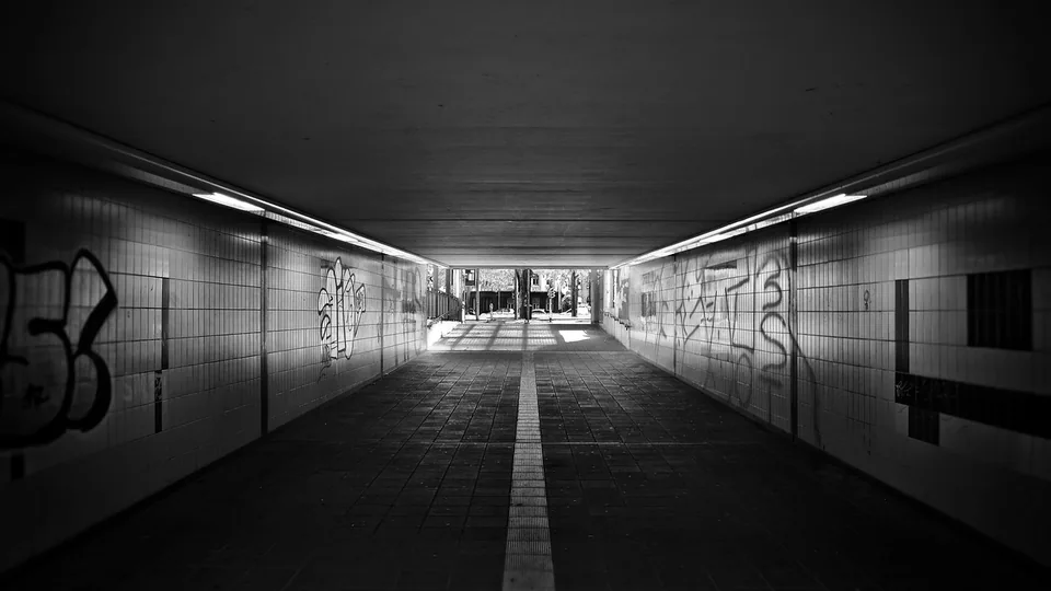 Betongtunnel med ljus i andra änden